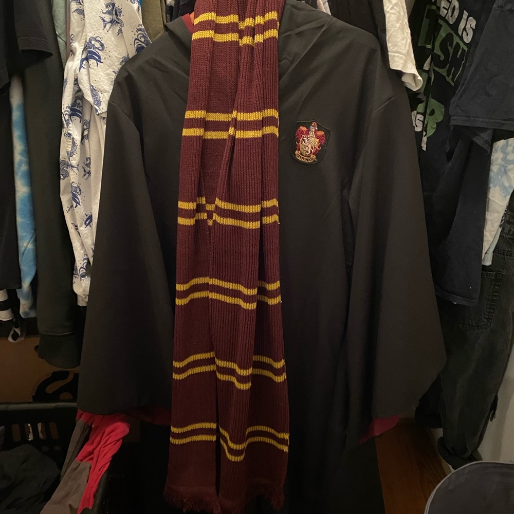 GRYFFINDOR UNIVERSAL ROBE AND SCARF HARRY POTTER